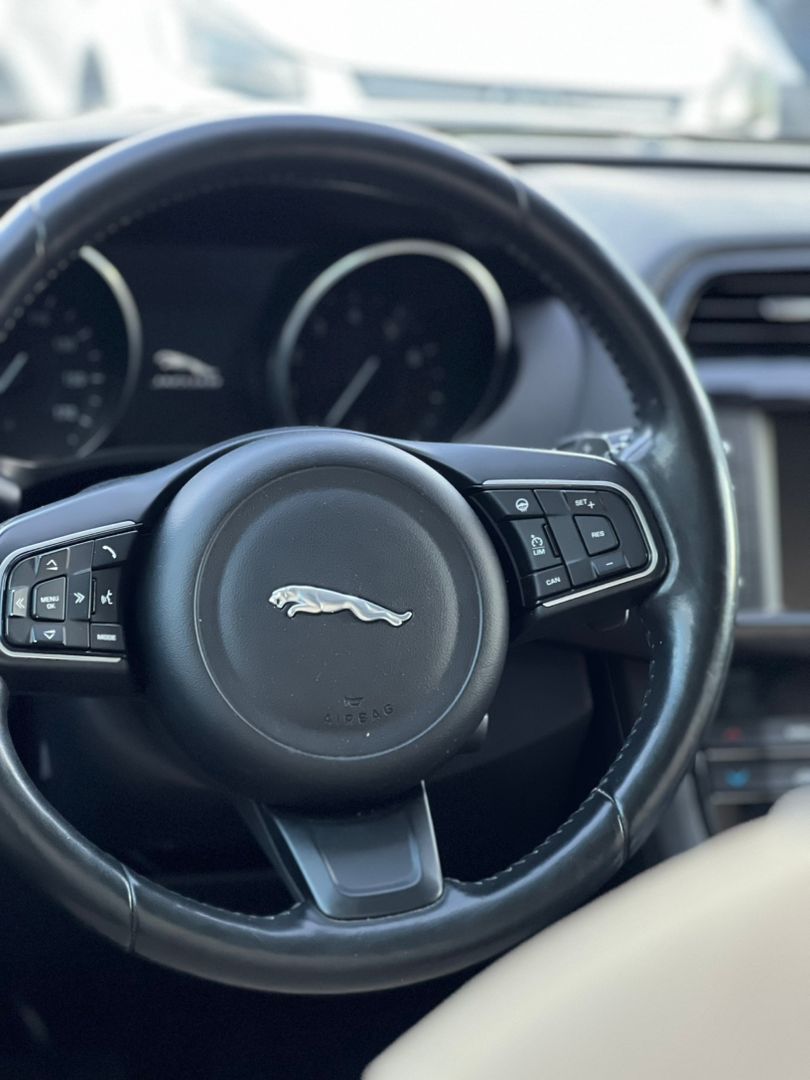 Jaguar F-PACE 2018 – Essence Automatique 4x4, Intérieur Cuir, Toit Panoramique, Full Options, Dédouanné