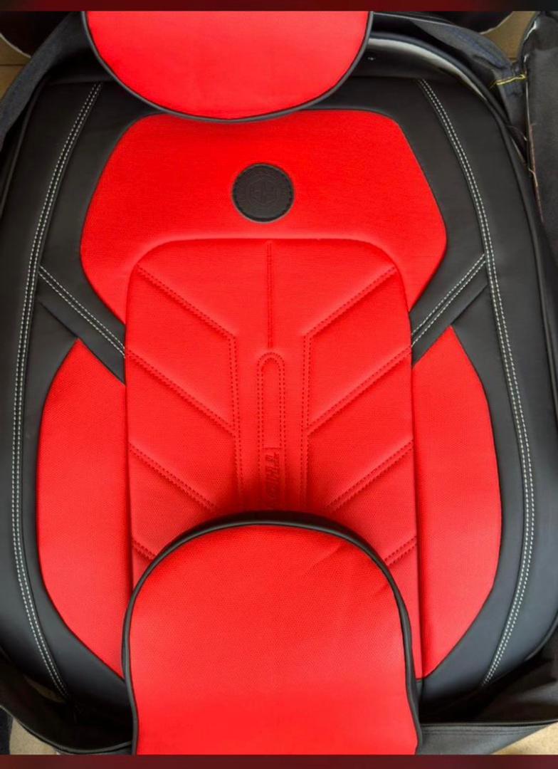 Housse de Siège Auto Semi-Cuir – Design Sport Chevron Rouge & Noir, Appuie-Tête Inclus