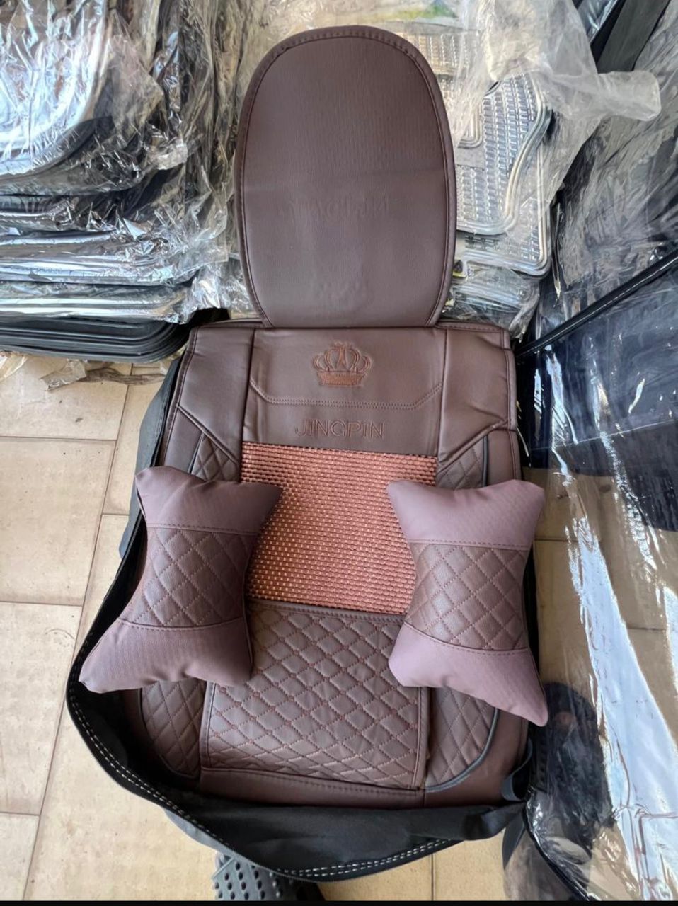Housse de Siège Auto Jingpin – Semi-Cuir Marron Chocolat, Losanges & Insert Tressé Cuivré, 2 Coussins Inclus