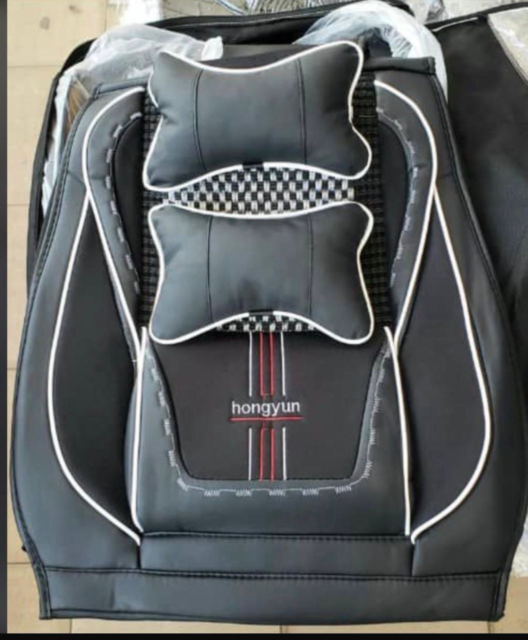 Housse de Siège Auto Hongyun – Semi-Cuir Noir, Liserés Blancs, Insert Damier, 2 Coussins Inclus