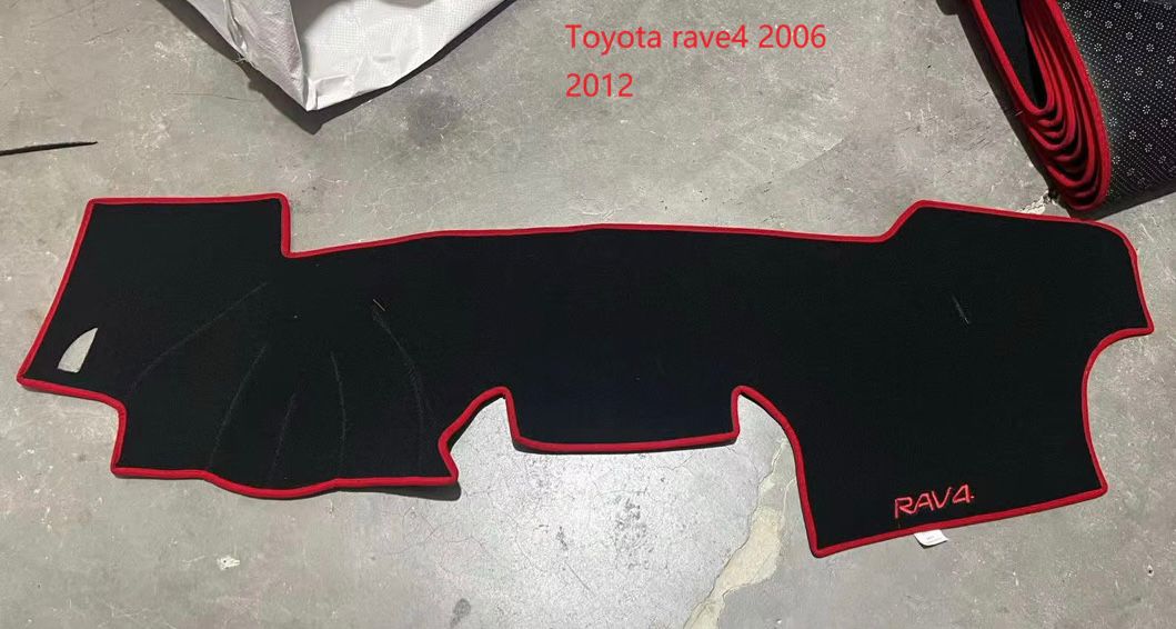 Tapis de Tableau de Bord Toyota RAV4 – 2006 à 2012, Velours Noir, Liseré Rouge, Sur-Mesure, Anti-UV