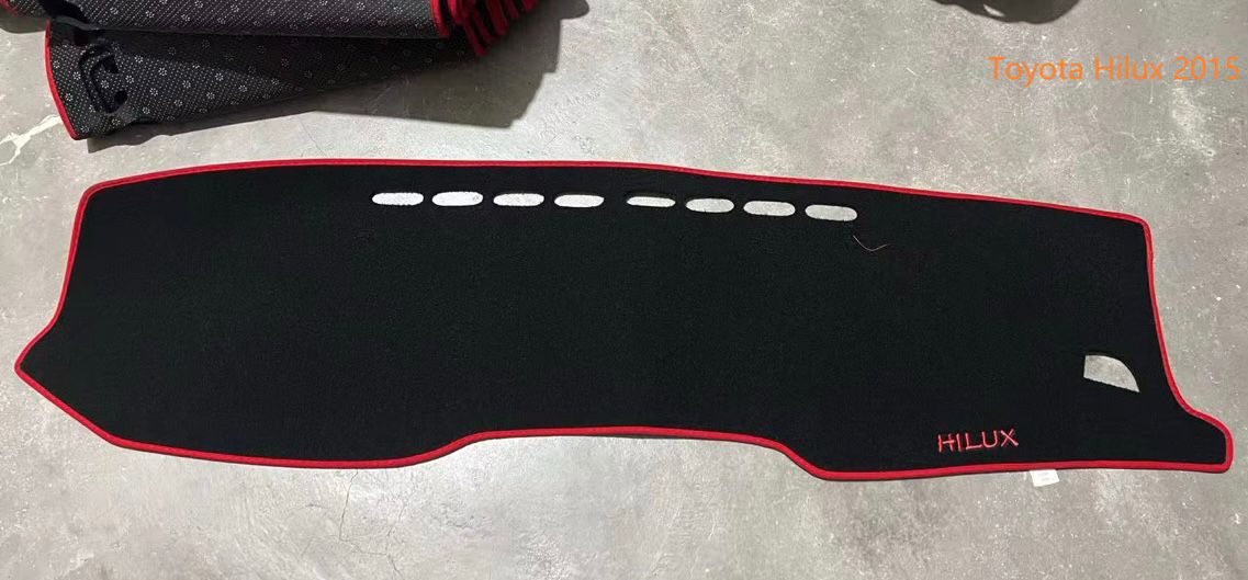 Tapis de Tableau de Bord Toyota Hilux 2015 – Velours Noir, Liseré Rouge, Sur-Mesure, Anti-UV