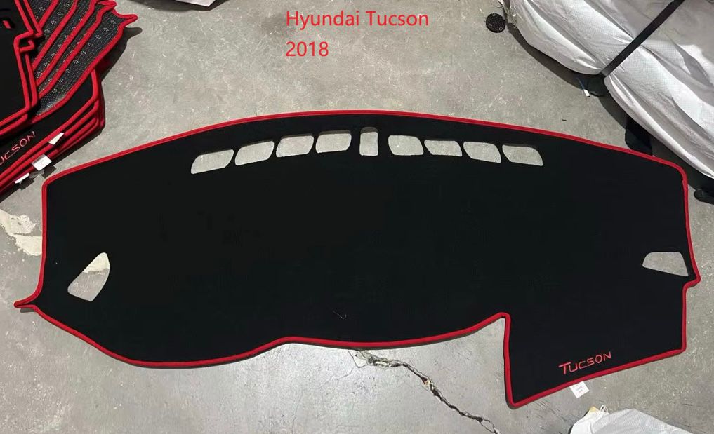 Tapis de Tableau de Bord Hyundai Tucson 2018 – Velours Noir, Liseré Rouge, Sur-Mesure, Anti-UV
