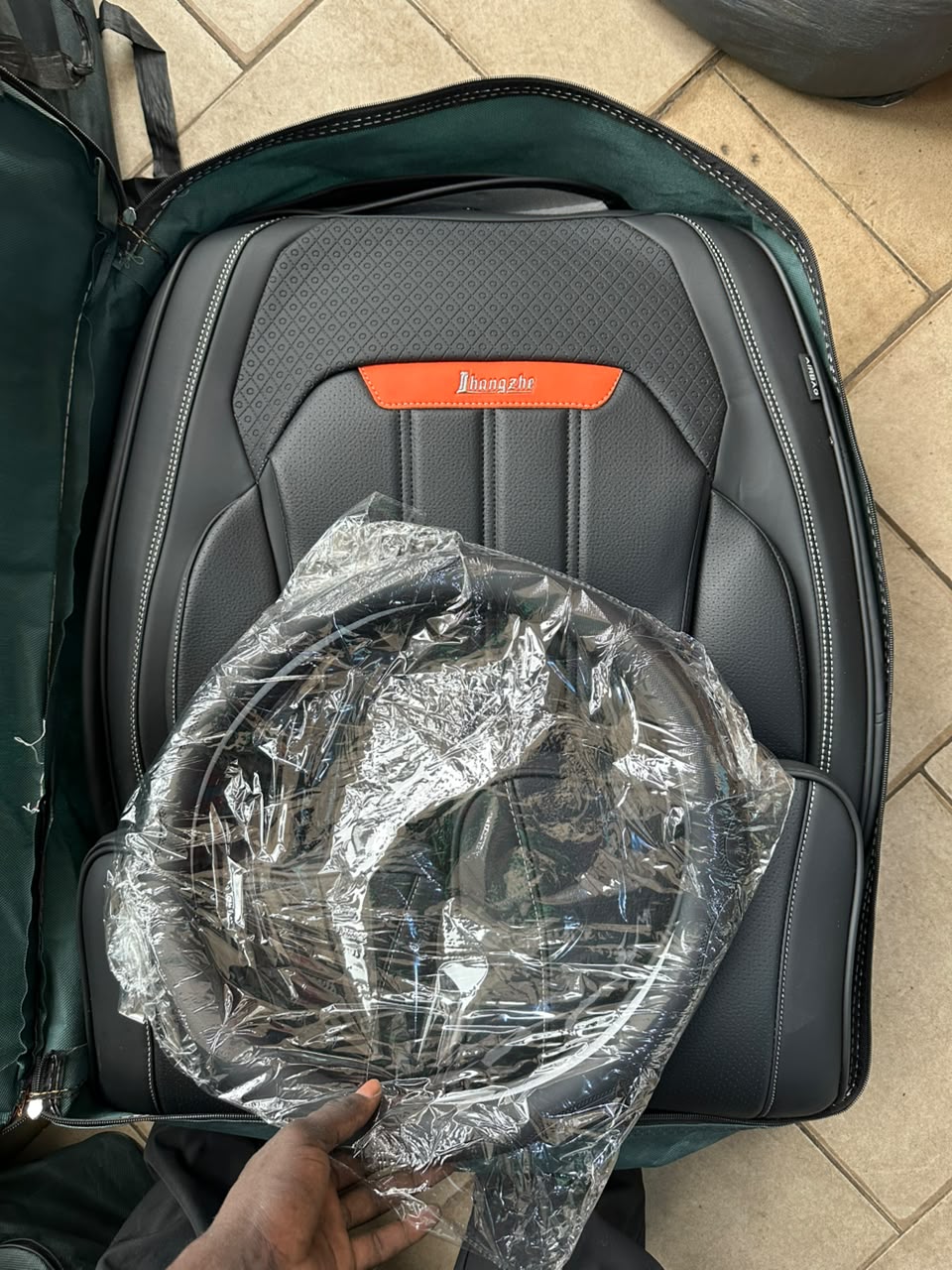 Housse de Siège Auto Cuir PU Sport Dimingzhe – Surpiqûres Blanches + Badge Orange