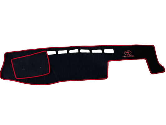 Tapis Tableau de Bord Toyota HiAce – Velours Noir Liséré Rouge Anti-Reflets