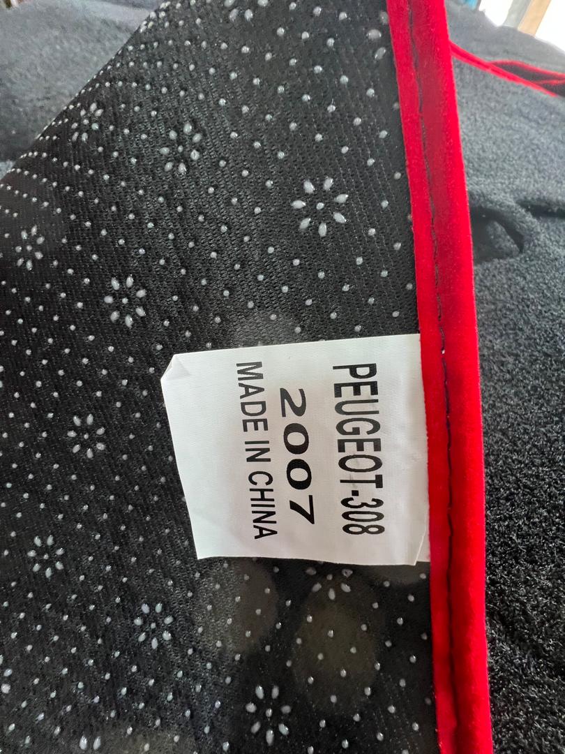 Tapis Tableau de Bord Peugeot 308 – Moquette Noire Bordures Rouges (2007)
