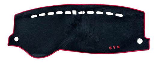 Tapis Tableau de Bord Mitsubishi RVR (2011-2020) – Velours Noir Liséré Rouge Anti-Reflets