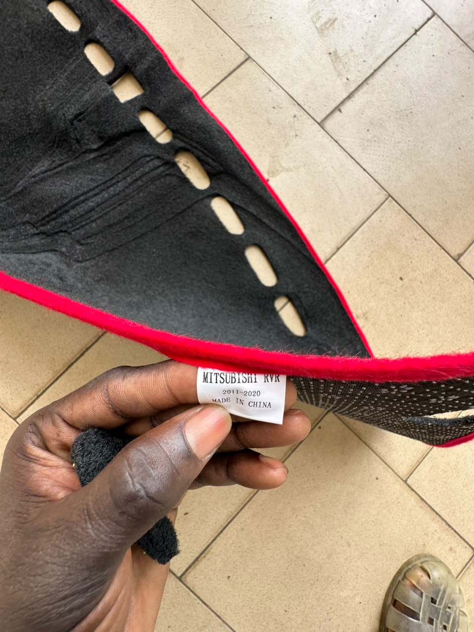 Tapis Tableau de Bord Mitsubishi RVR (2011-2020) – Velours Noir Liséré Rouge Anti-Reflets