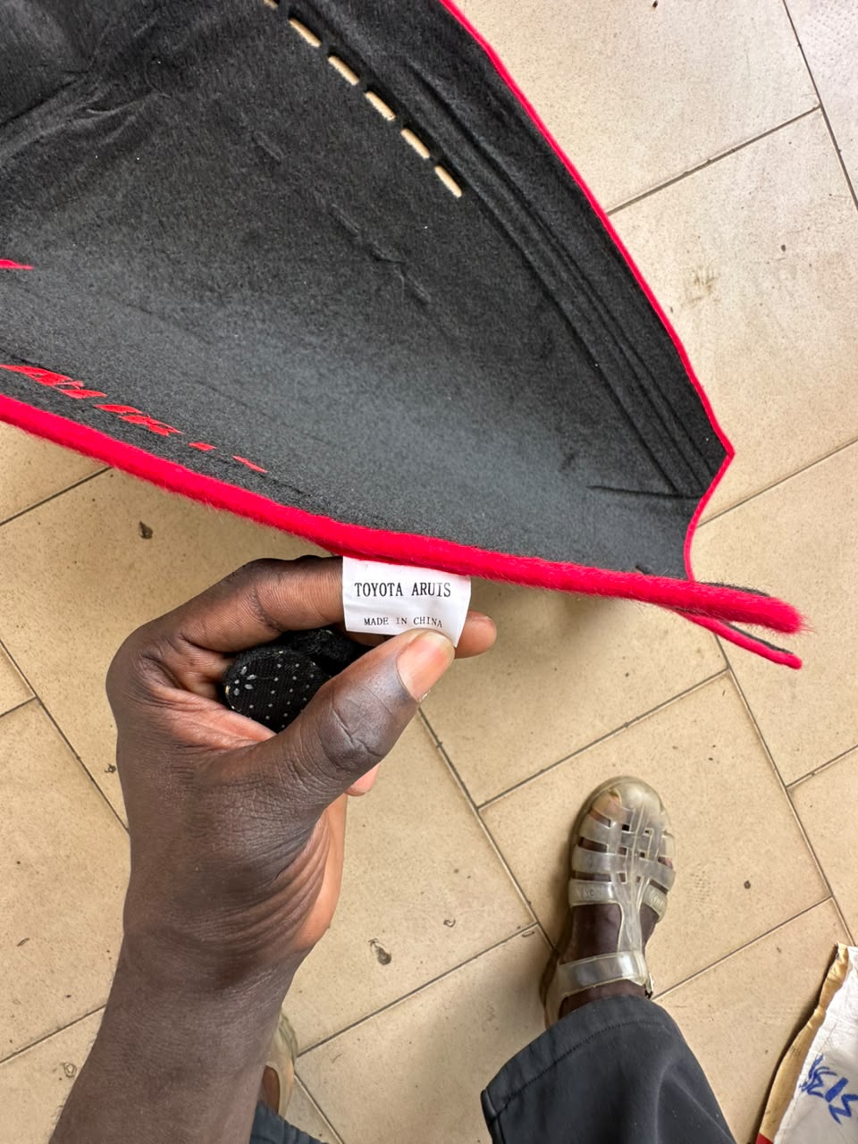Tapis Tableau de Bord Toyota Auris – Velours Noir Liséré Rouge Anti-Reflets