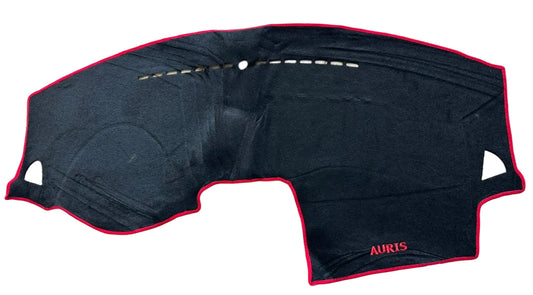 Tapis Tableau de Bord Toyota Auris – Velours Noir Liséré Rouge Anti-Reflets