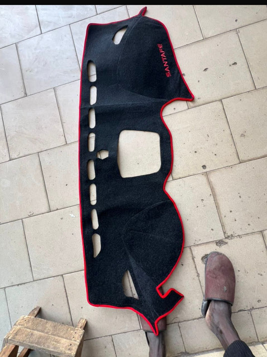 Tapis de Protection Tableau de Bord - Hyundai Santa Fe (Finition Bordure Rouge)