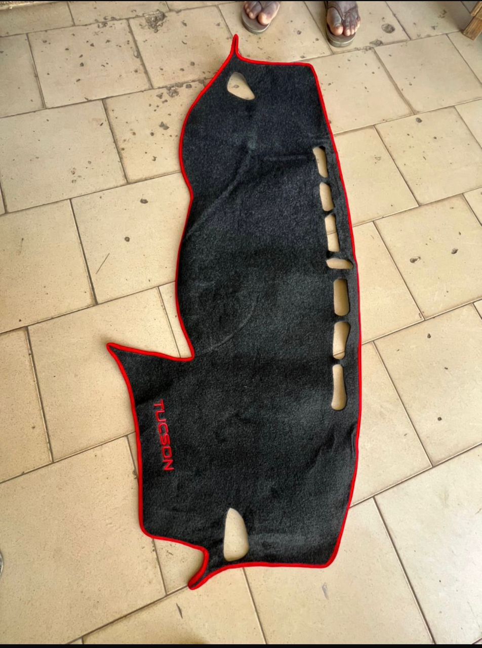 Tapis de Protection Tableau de Bord - Hyundai Tucson (Finition Bordure Rouge)