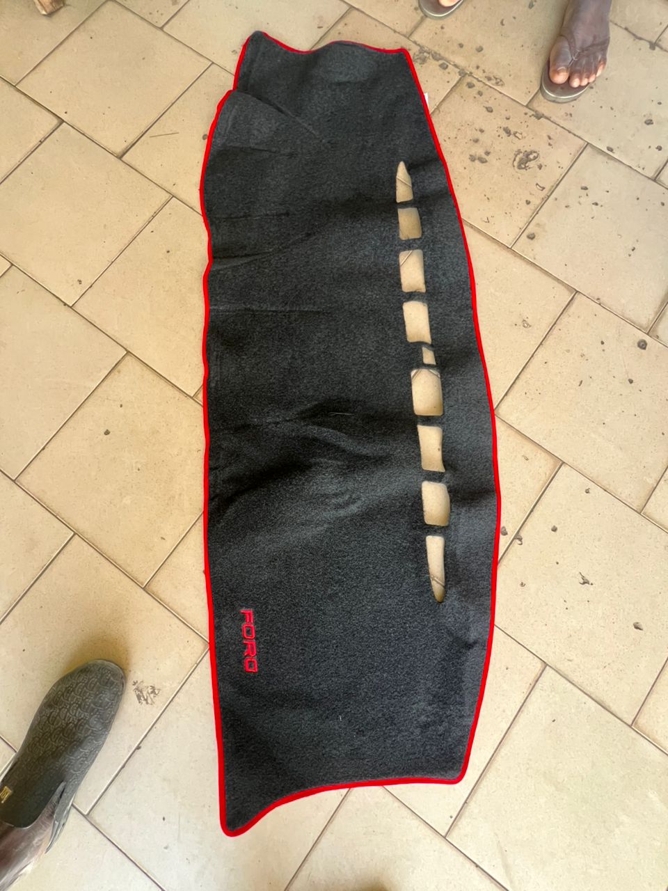 Tapis de Tableau de Bord Ford - Bordures Rouges Protection UV