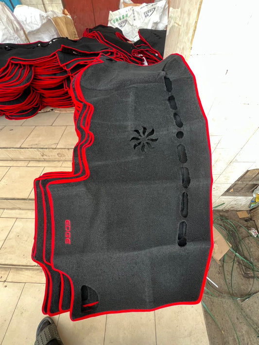 Tapis de Tableau de Bord Ford Edge - Bordures Rouges Protection UV