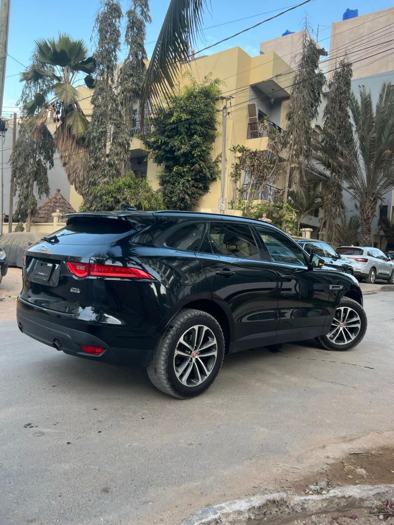 Jaguar F-PACE 2018 – Essence Automatique 4x4, Intérieur Cuir, Toit Panoramique, Full Options, Dédouanné