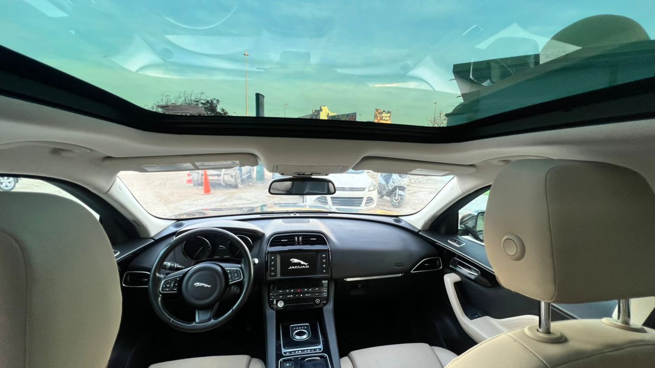 Jaguar F-PACE 2018 – Essence Automatique 4x4, Intérieur Cuir, Toit Panoramique, Full Options, Dédouanné