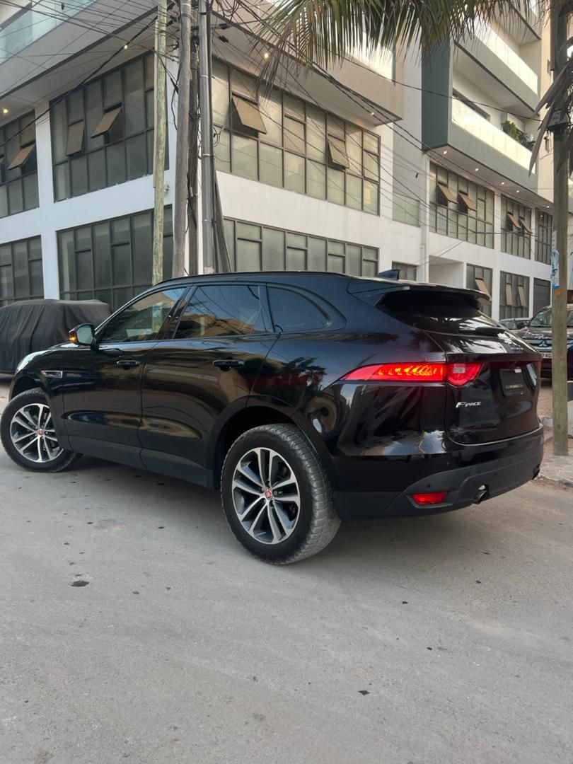 Jaguar F-PACE 2018 – Essence Automatique 4x4, Intérieur Cuir, Toit Panoramique, Full Options, Dédouanné