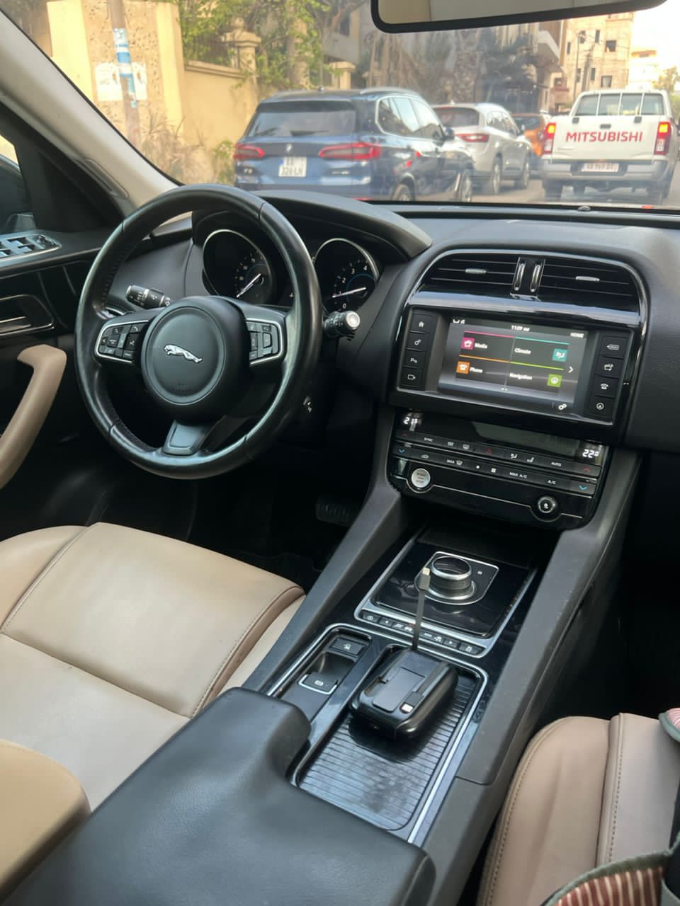 Jaguar F-PACE 2018 – Essence Automatique 4x4, Intérieur Cuir, Toit Panoramique, Full Options, Dédouanné