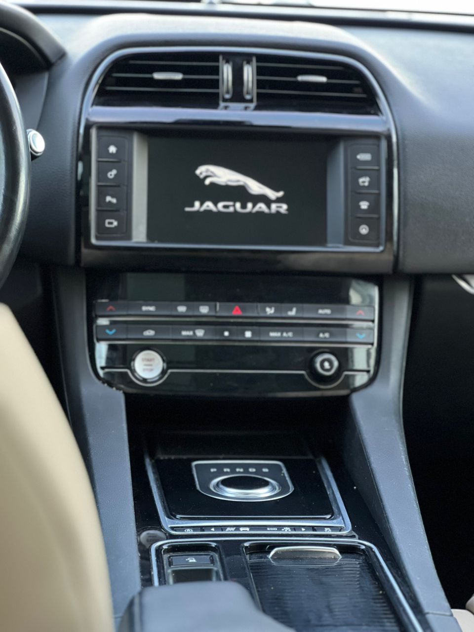 Jaguar F-PACE 2018 – Essence Automatique 4x4, Intérieur Cuir, Toit Panoramique, Full Options, Dédouanné