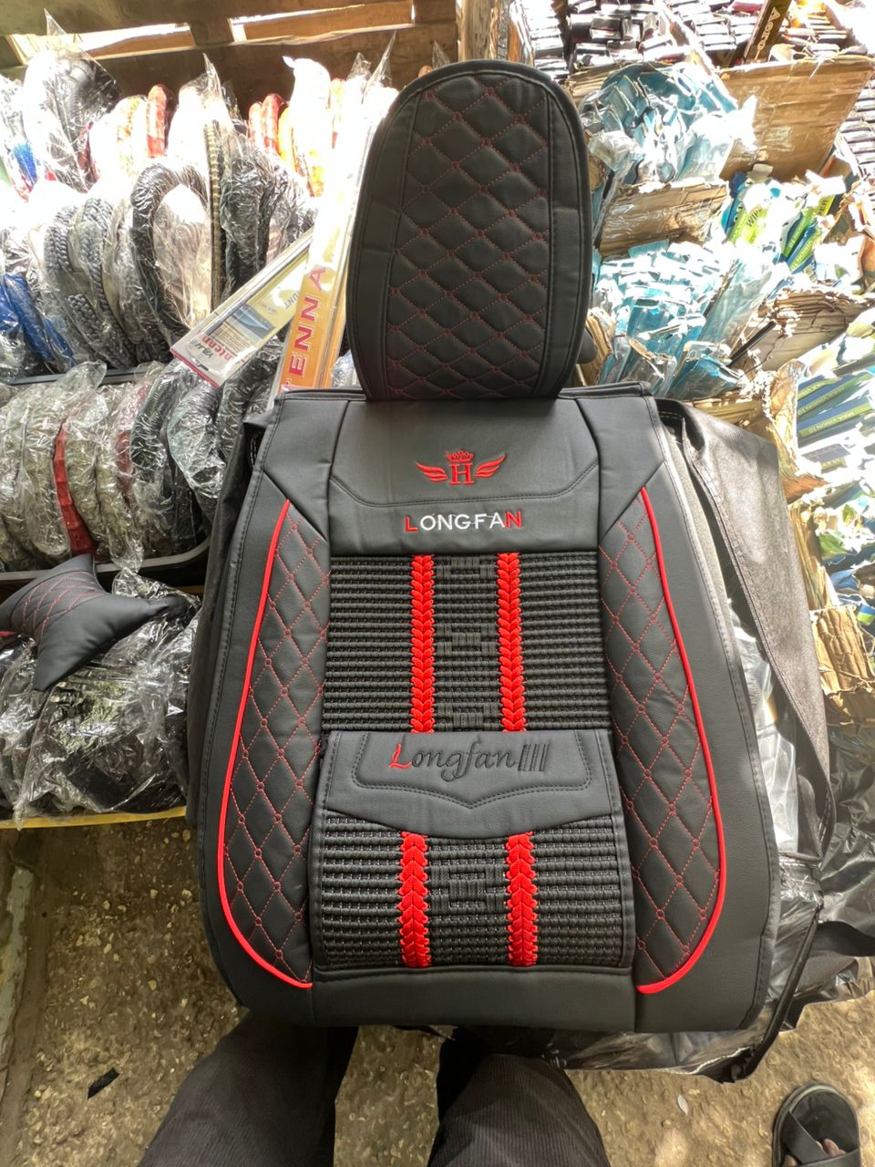 Housse de Siège Auto Longfan III – Semi-Cuir Noir, Losanges & Insert Tressé, Liserés Rouges, Appuie-Tête Inclus