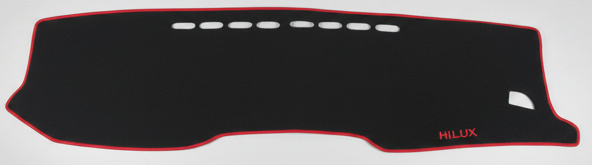Tapis de Tableau de Bord Toyota Hilux 2015 – Velours Noir, Liseré Rouge, Sur-Mesure, Anti-UV