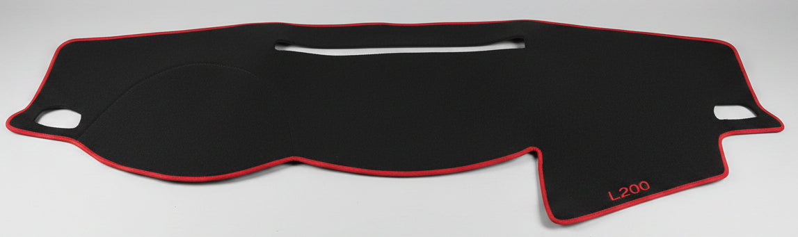 Tapis de Tableau de Bord Mitsubishi L200 2014 – Velours Noir, Liseré Rouge, Sur-Mesure, Anti-UV