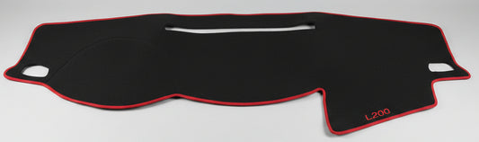 Tapis de Tableau de Bord Mitsubishi L200 2014 – Velours Noir, Liseré Rouge, Sur-Mesure, Anti-UV