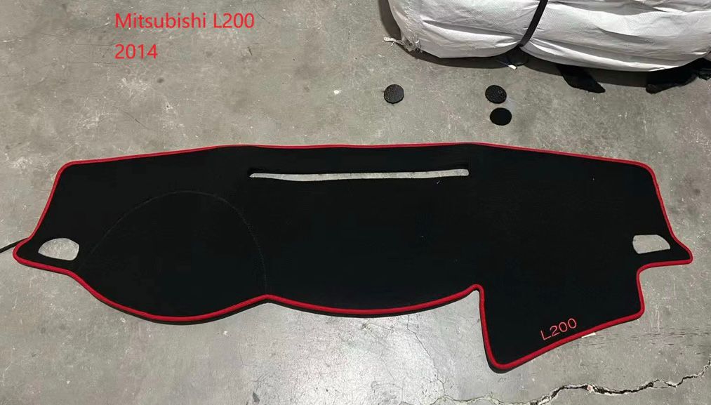 Tapis de Tableau de Bord Mitsubishi L200 2014 – Velours Noir, Liseré Rouge, Sur-Mesure, Anti-UV