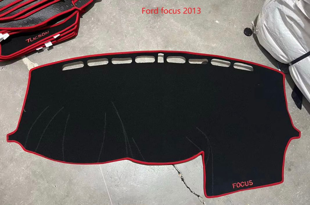 Tapis de Tableau de Bord Ford Focus 2013 – Velours Noir, Liseré Rouge, Sur-Mesure, Anti-UV