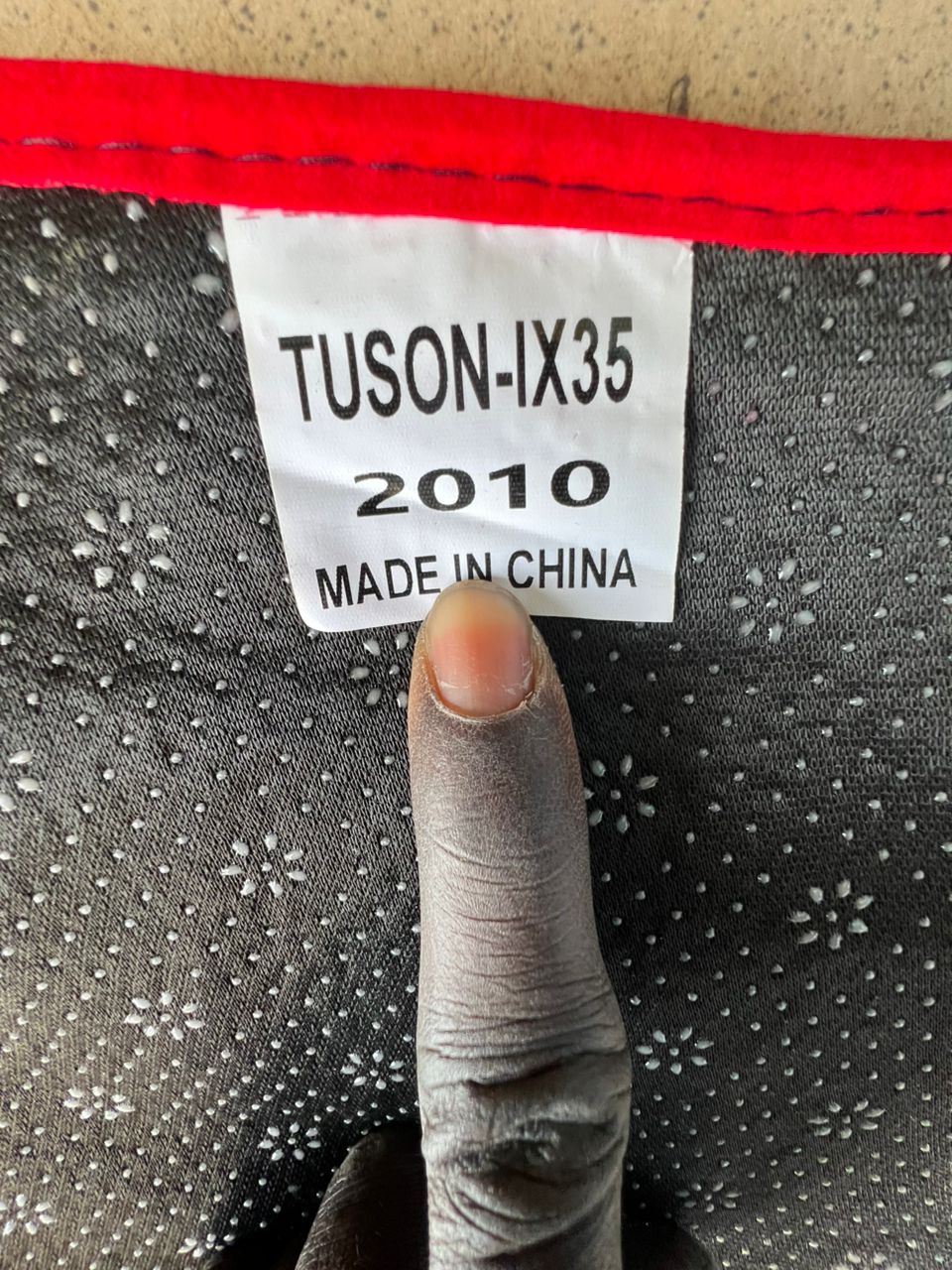 Tapis de Tableau de Bord Hyundai Tucson IX35 2010 – Velours Noir, Liseré Rouge, Sur-Mesure, Anti-UV