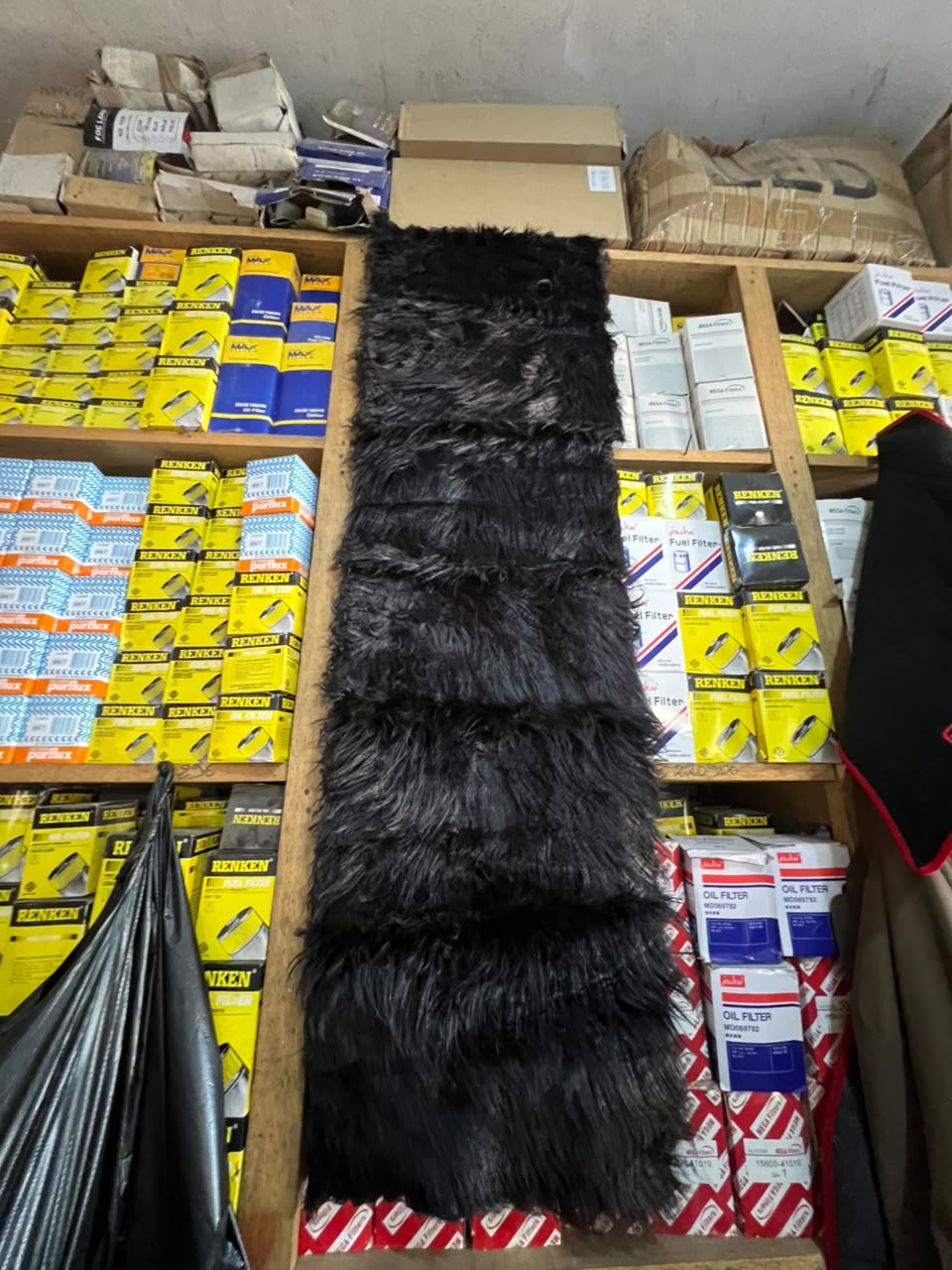 Tapis de Tableau de Bord Fourrure Noire Longue – Style Shaggy, Universel Toutes Voitures, Anti-Dérapant