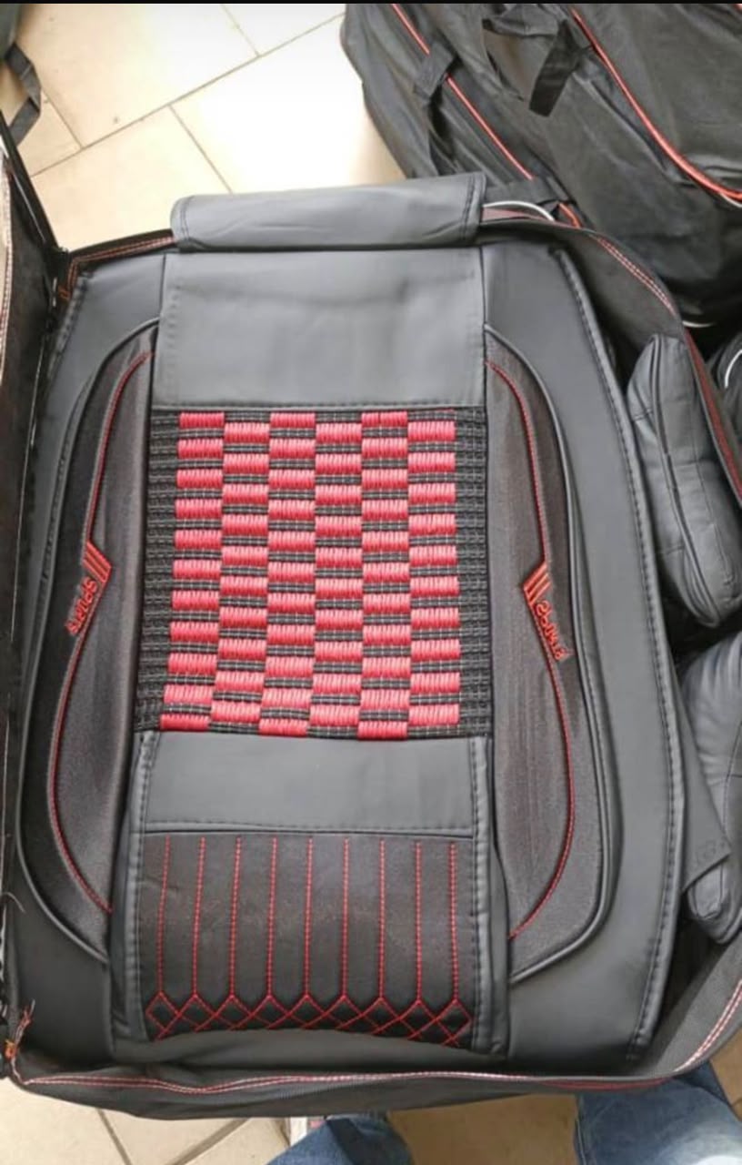 Housse de Siège Auto Semi-Cuir Noir – Insert Bambou Damier Rouge/Noir, Coutures Rouges Sport, Logos Brodés, Universel