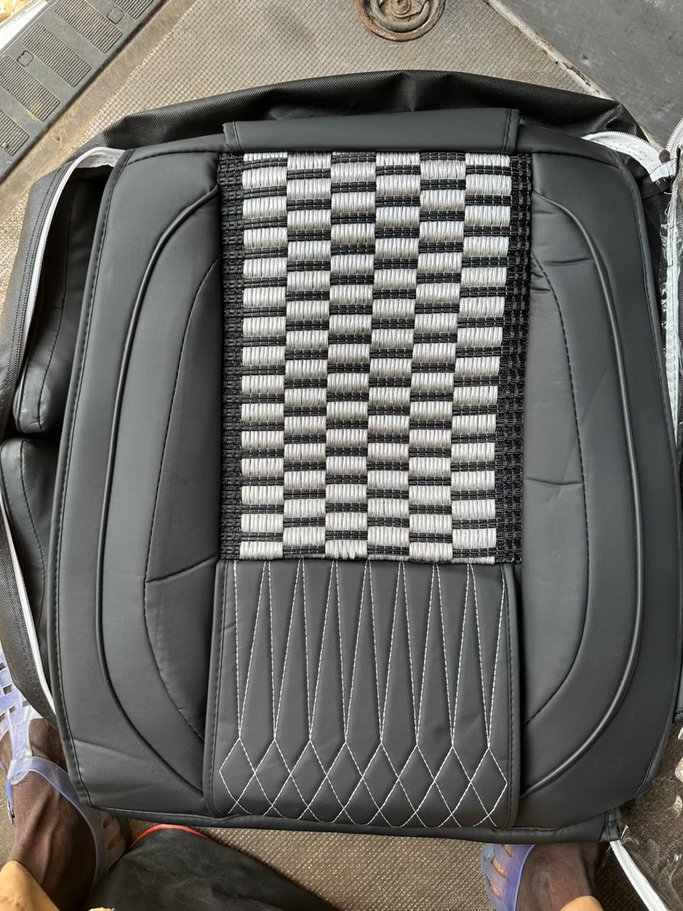 Coussin de siège auto cuir noir avec insert tressé gris