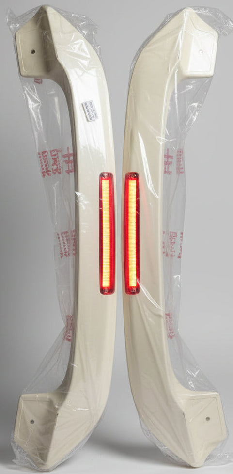 Spoiler arrière universel blanc avec feux de stop LED intégrés