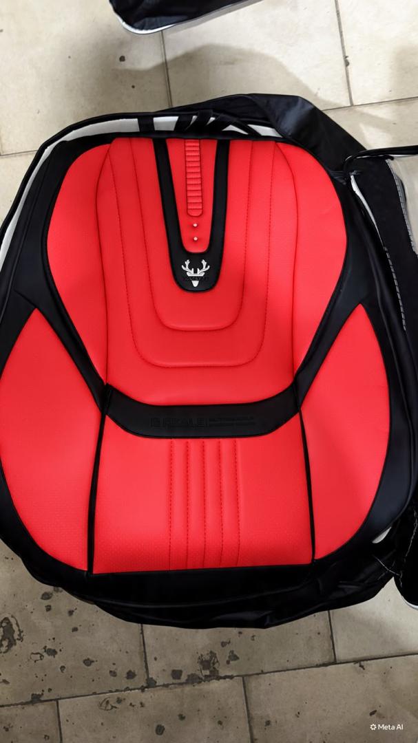 Housse de Siège Auto Sport Rouge/Noir Logo Cerf