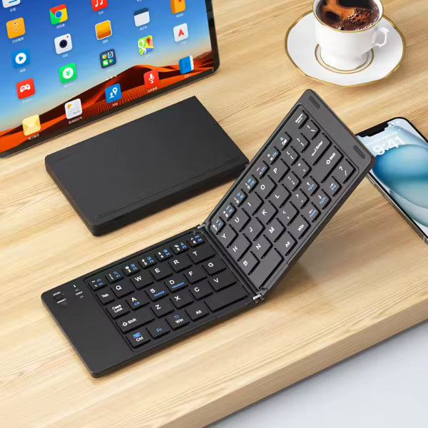 Clavier Bluetooth pliable noir avec tablette et smartphone sur bureau