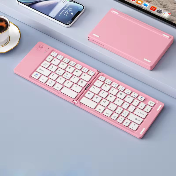 Clavier Bluetooth pliable gris anthracite - vue ouverte sur bureau avec smartphone et tablette